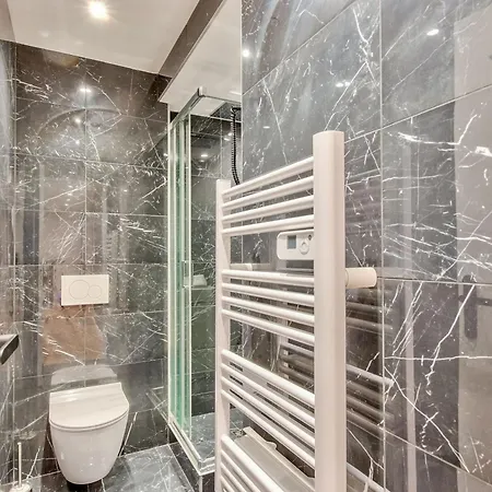 Urban Flat 104 - 4 Bedroom Flat Opera Apartment