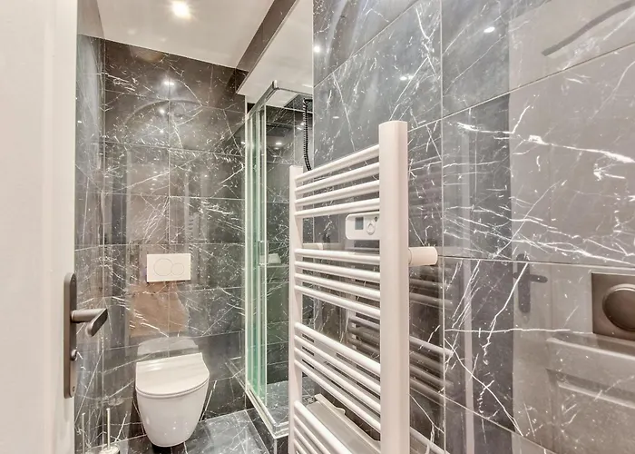 Urban Flat 104 - 4 Bedroom Flat Opera Apartment